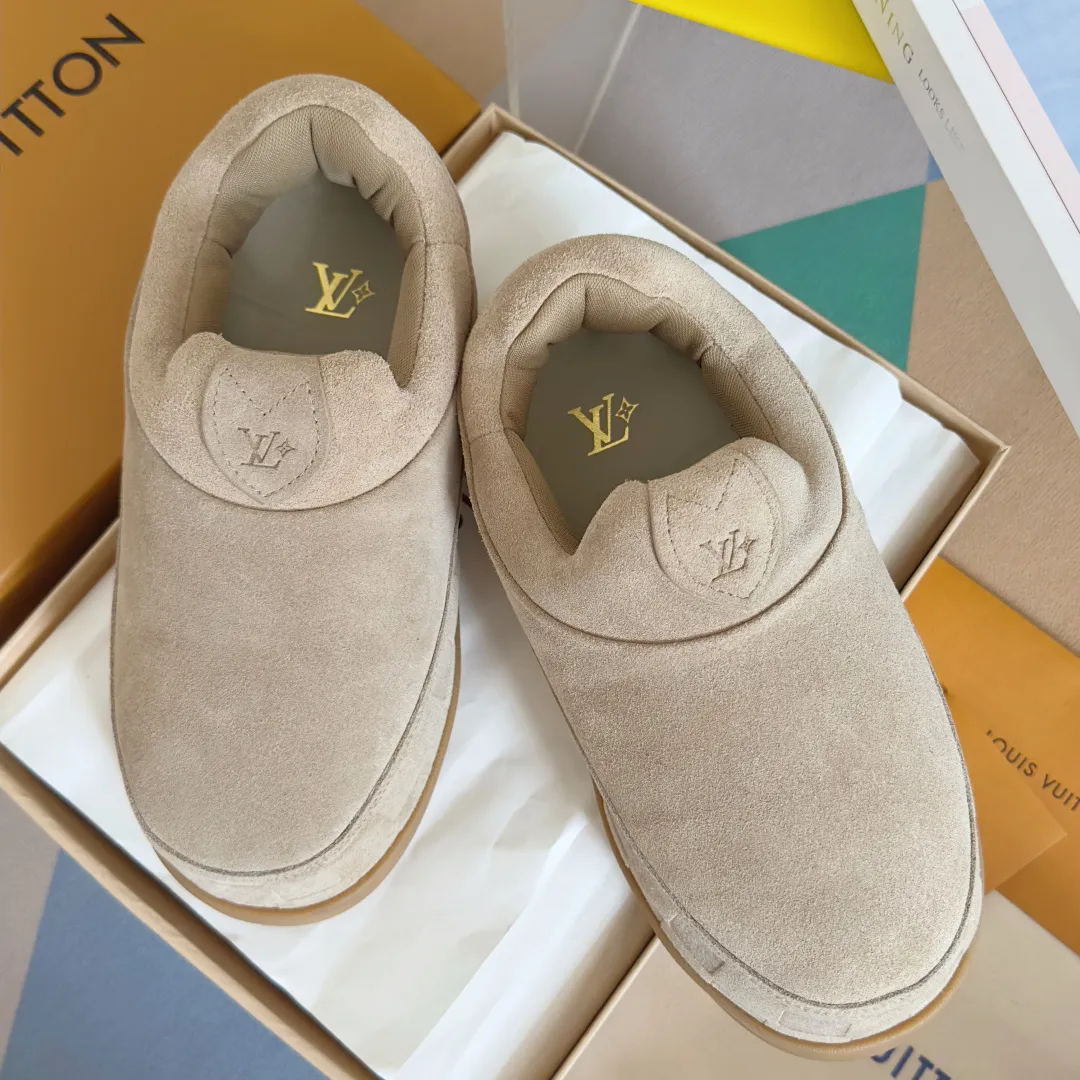 [L Family x Ingo joint model] Top P: 820💰 ▪️Size: Women's 35-40 (customized at 41.42 for women). Men's 39-44 (customized at 38.45.46) LV x Ingo joint model Top version Fatty Forrest Gump shoes Thick sole Couple model Casual sports shoes Original purchase and development Production LV Yeti lace-up shoes from LV Yeti The series combines Japanese "small feet" fashion aesthetics with classic Louis Vuitton elements in avant-garde strokes, subtly paying tribute to the traditional Japanese culture of taking off shoes when entering the house. The suede cow leather is partially embossed with Nigo's reinterpreted Damier pattern, and the comfortable casual shoe configuration highlights street style. Exquisite packaging at the delivery counter🛍📦 ▪️Fabric: Original imported first-layer cowhide ▪️Inner lining: Original custom-made breathable mesh ▪️Sole: Original molded non-slip TPU material ▪️Sole thickness: 5CM
